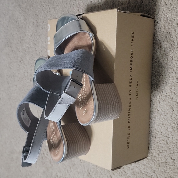 Tom's Poppy Gray & Silver Sandals Size 7 - Picture 3 of 5